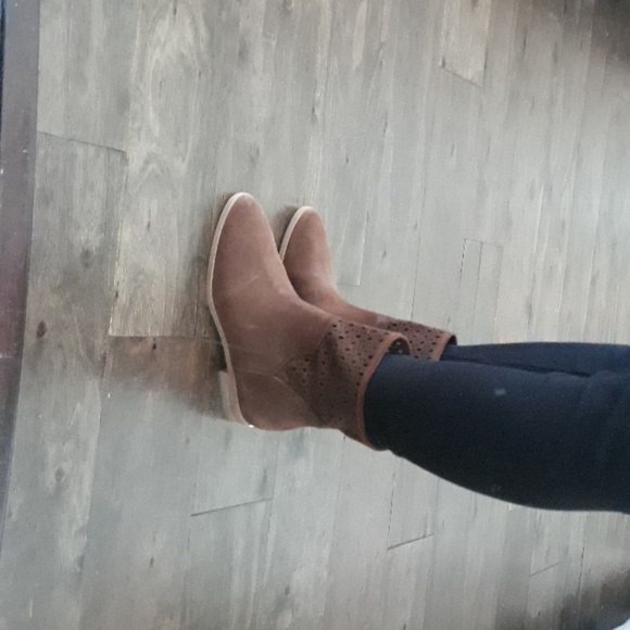 New Micheal Kors Camel color Suede Ankle boots - Picture 8 of 8